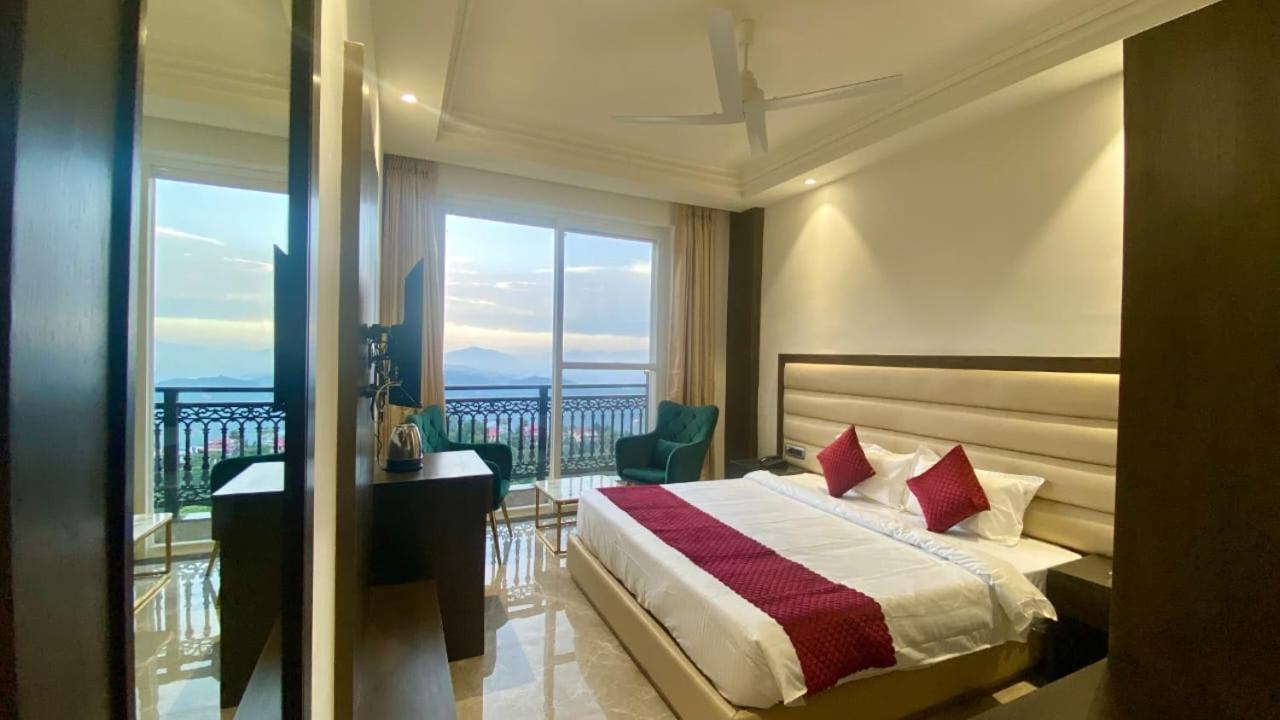 Luxe Resorts - Centrally Heated Air Conditioned Hotel In The Heart Of Kasauli Dış mekan fotoğraf