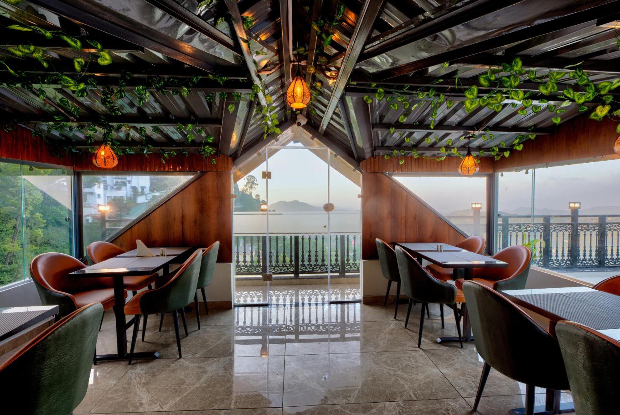 Luxe Resorts - Centrally Heated Air Conditioned Hotel In The Heart Of Kasauli Dış mekan fotoğraf