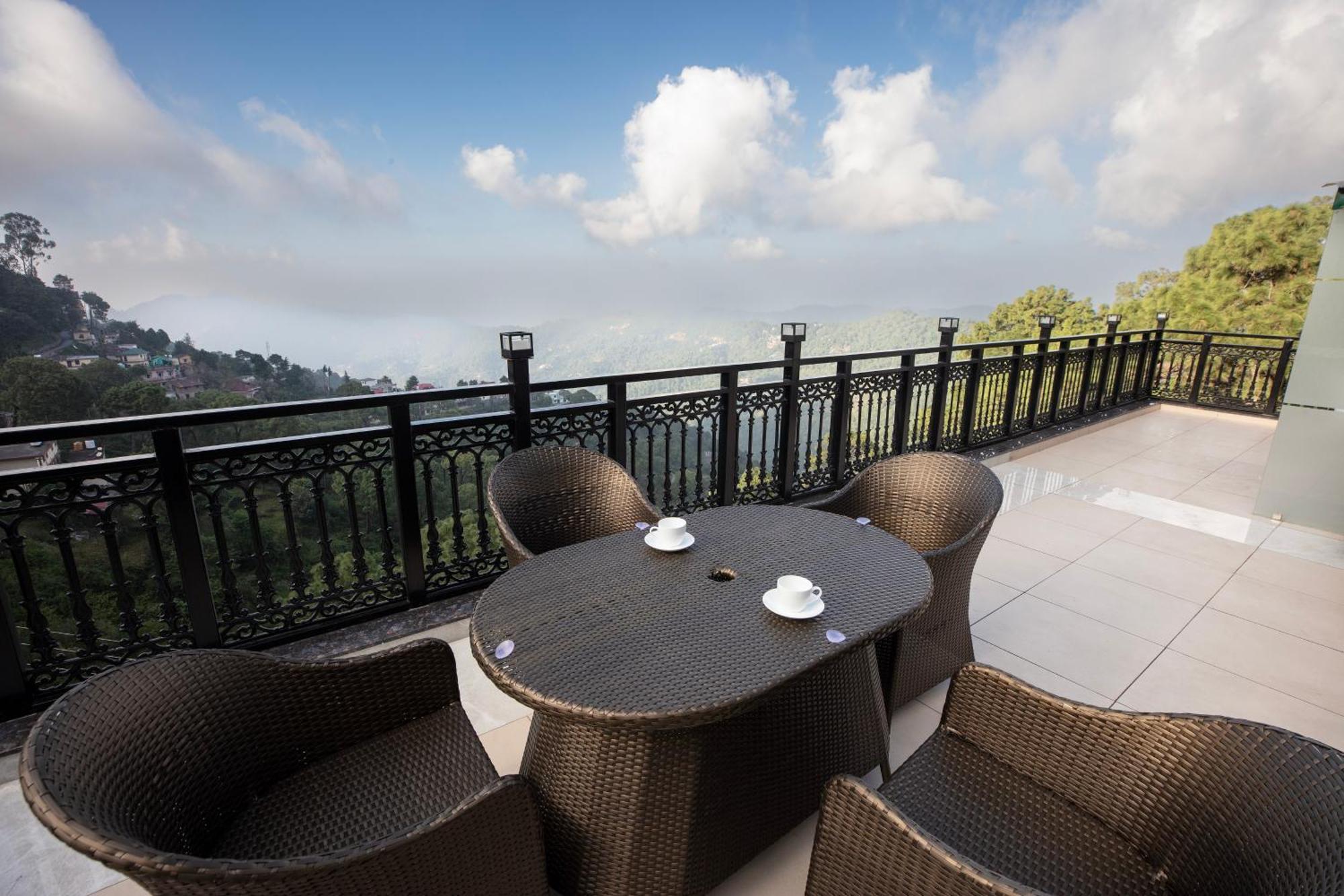 Luxe Resorts - Centrally Heated Air Conditioned Hotel In The Heart Of Kasauli Dış mekan fotoğraf