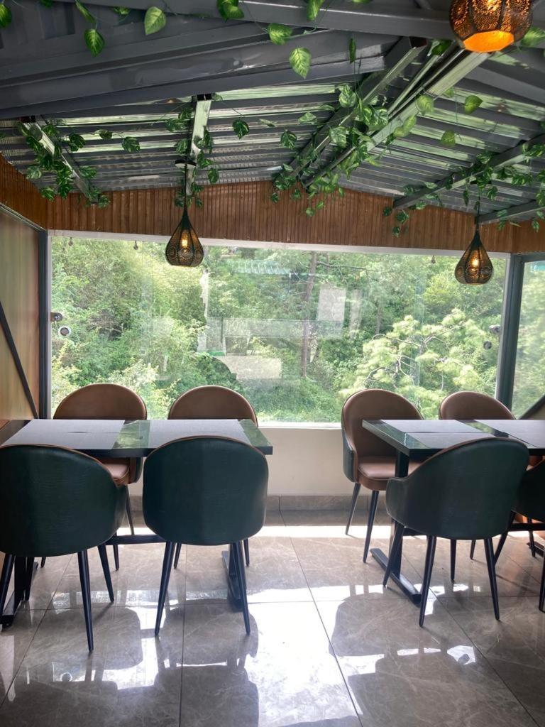 Luxe Resorts - Centrally Heated Air Conditioned Hotel In The Heart Of Kasauli Dış mekan fotoğraf